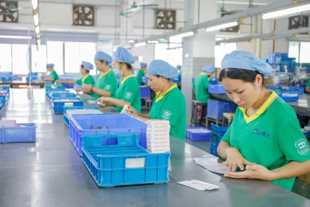 致敬閃耀“她”力量——祝鵬華最美的妳：節(jié)日快樂(lè)！